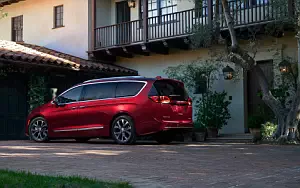 Chrysler Pacifica Limited car wallpapers