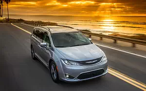 Chrysler Pacifica Limited car wallpapers