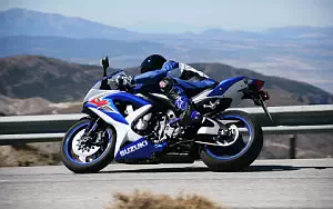 Suzuki GSX-R750 motorcycle wallpapers