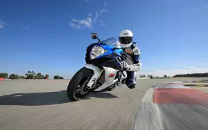 Suzuki GSX-R750 motorcycle wallpapers