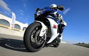 Suzuki GSX-R750 motorcycle wallpapers