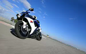 Suzuki GSX-R750 motorcycle wallpapers