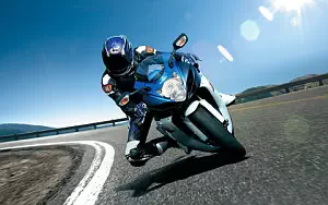 Suzuki GSX-R750 motorcycle wallpapers