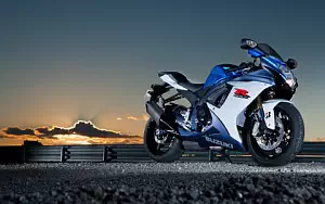 Suzuki GSX-R750 motorcycle wallpapers