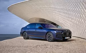 BMW i7 M70 xDrive (Frozen Tanzanite Blue) car wallpapers