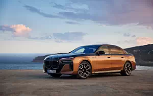 BMW i7 M70 xDrive (Two Tone Liquid Copper Sapphire Black) car wallpapers